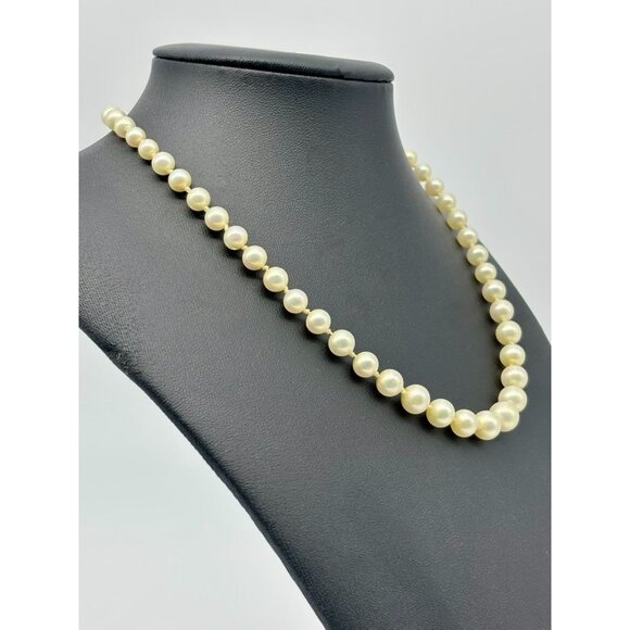 Ciner Single Strand Graduated Faux Pearl Necklace With Faux Pearl Clasp, Signed - Picture 4 of 9